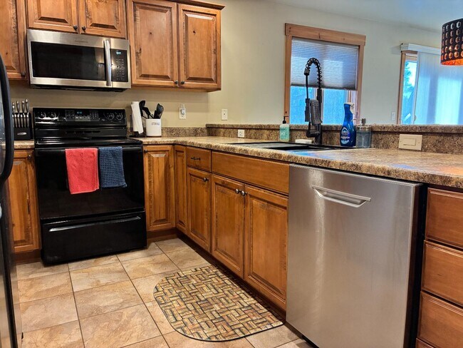 Building Photo - 831 Ermine Ln