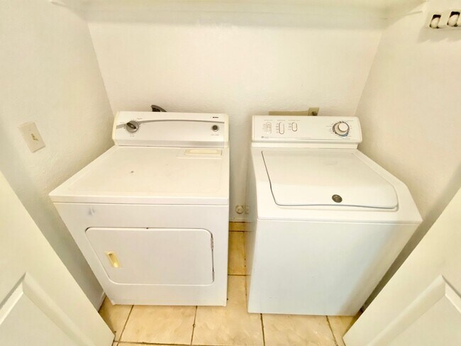 Foto del edificio - CUTE 2 BEDROOM 2 FULL BATHROOMS FIRST FLOO...