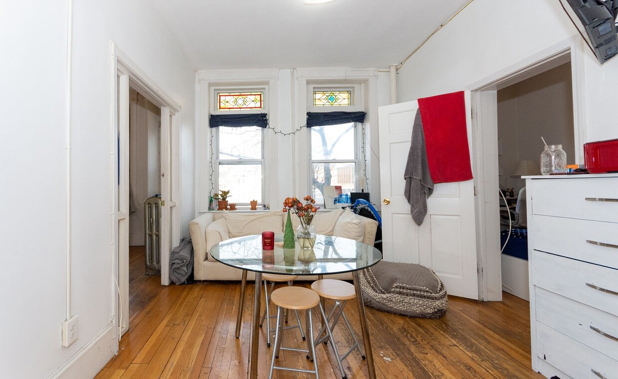 Great BU two bedroom, high ceilings, great living room - Great BU two bedroom, high ceilings, great living room