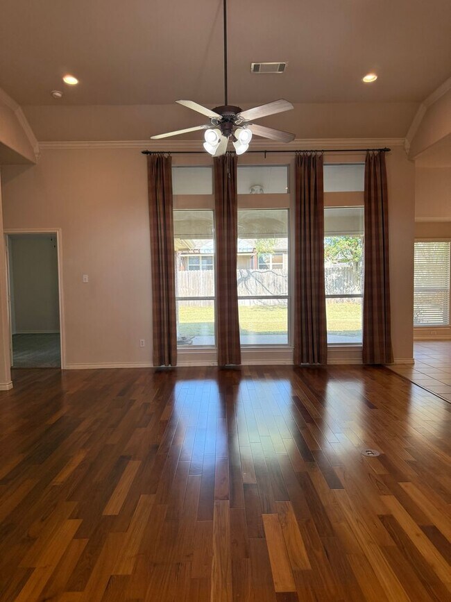 Foto del edificio - Home for the Holidays 4/2/2 with Fireplace - Wonderful YARD - Community Pool