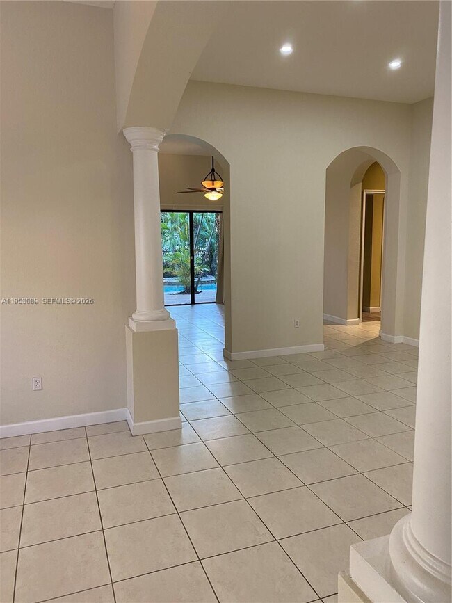 Building Photo - 7564 SW 190 St #7564 Cutler Bay, FL 33157