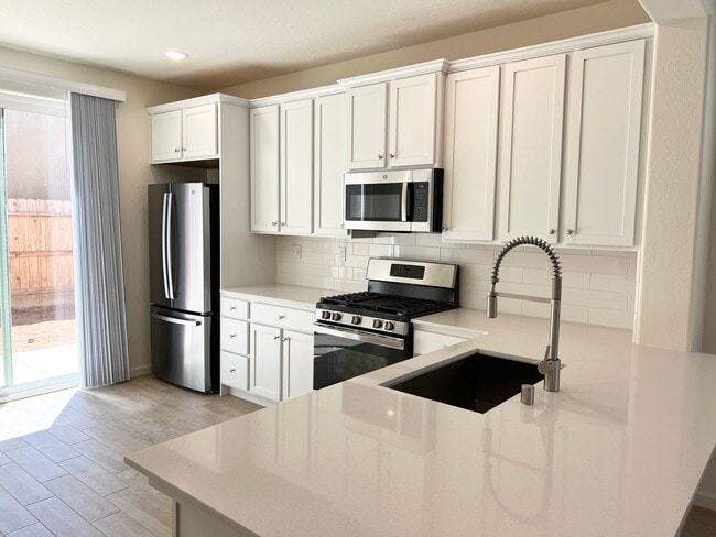 Building Photo - Brand new 3 bedroom / 2.5 bath in Clovis U...