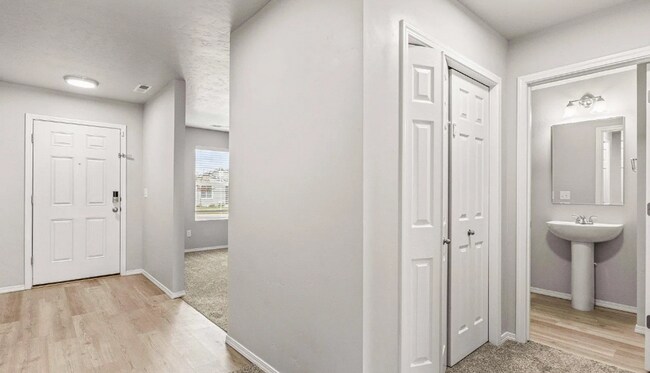 Foto del edificio - 4 Bed 2.5 bath with a 3 car garage