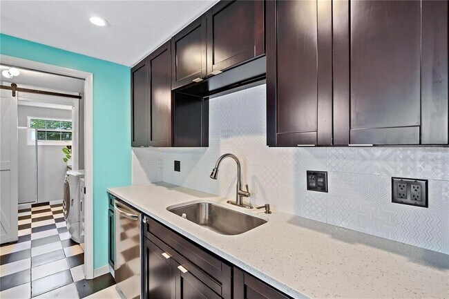 Foto del edificio - 7355 Cass Cir