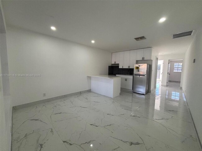 Foto del edificio - 2 bedroom in Hallandale FL 33009