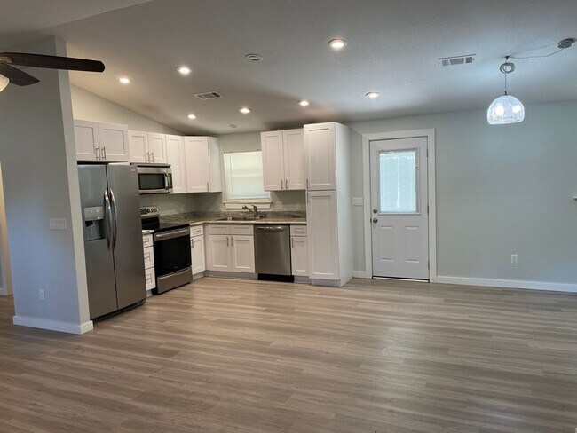 Building Photo - Great Northeast location!