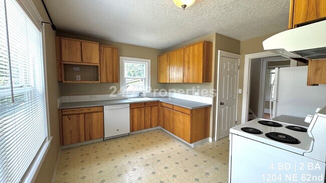 Foto del edificio - Charming 4 BD | 2 BA Bungalow with A/C - North Tabor