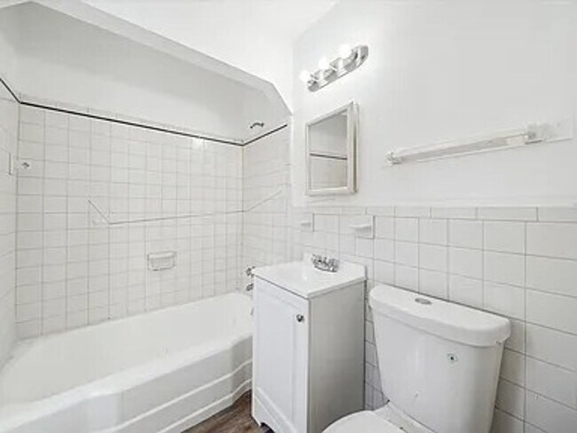 Foto del edificio - This charming, three bedroom