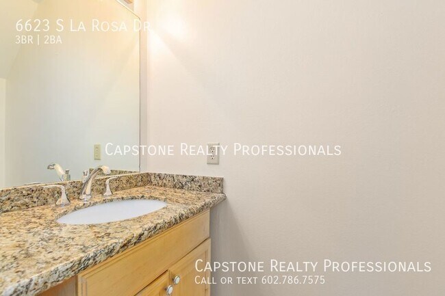 Building Photo - Charming 3 bed 1.5 bath Townhome in Tempe!