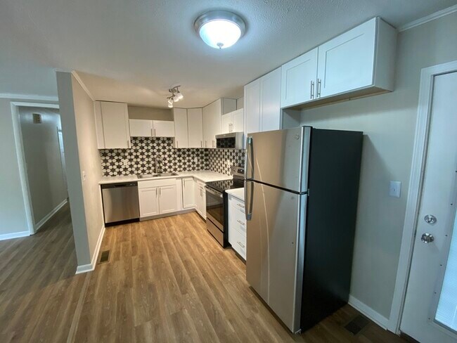 Building Photo - $300 OFF FIRST MONTH’S RENT!