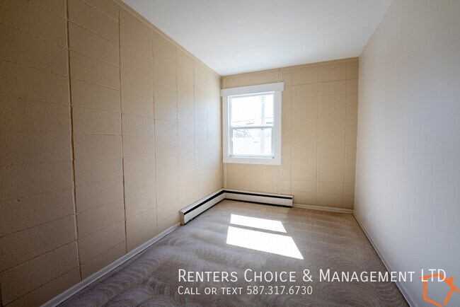 Photo du bâtiment - Main Floor Unit With Assigned parking and Utilities Included