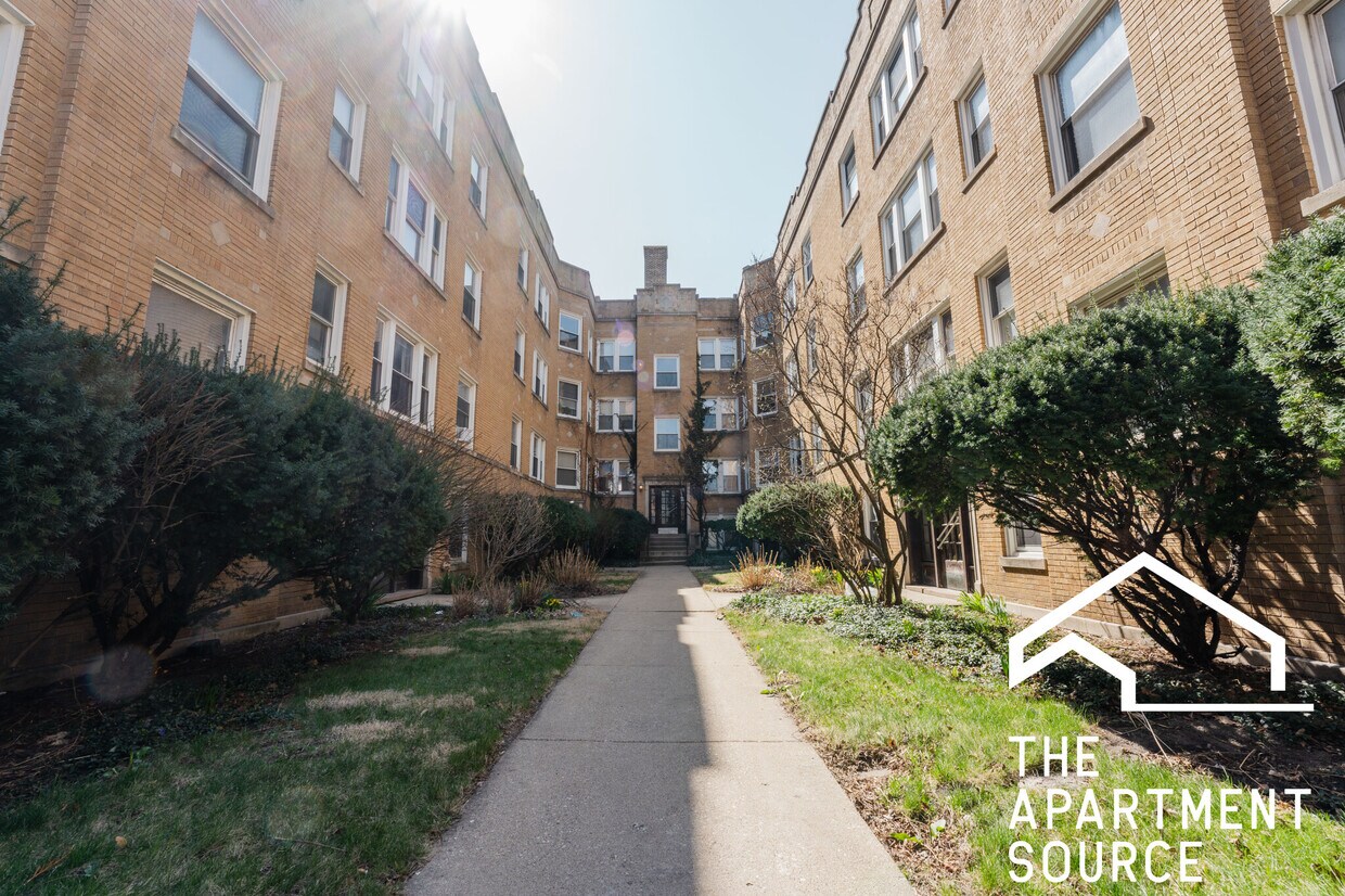 2559 W Montrose Ave Chicago Il 60618 Apartments Chicago Il Apartments Com