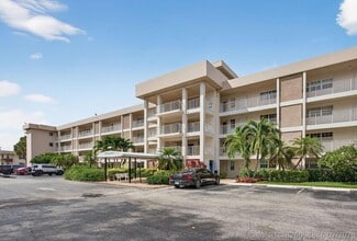 Building Photo - 2651 S Palm Aire Dr