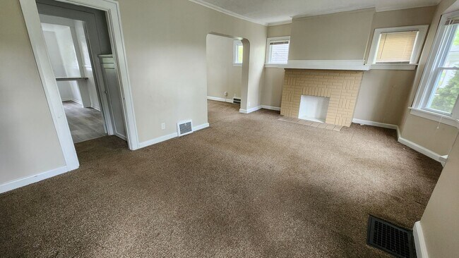 Building Photo - 4 bedroom 1.5 bathroom
