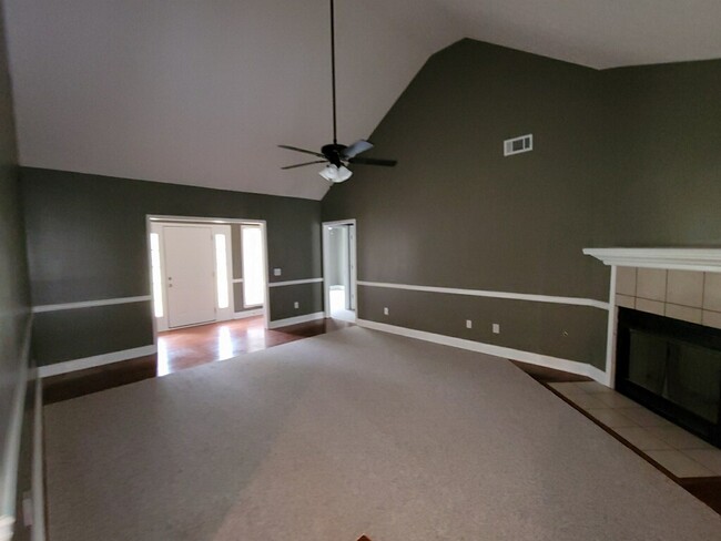 Large livingroom with fireplace - 149 Rose Anne Loop