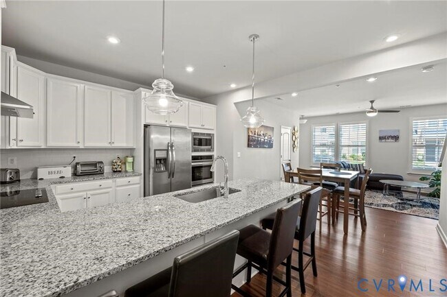 Foto del edificio - 5922 Laurel Bed Ln