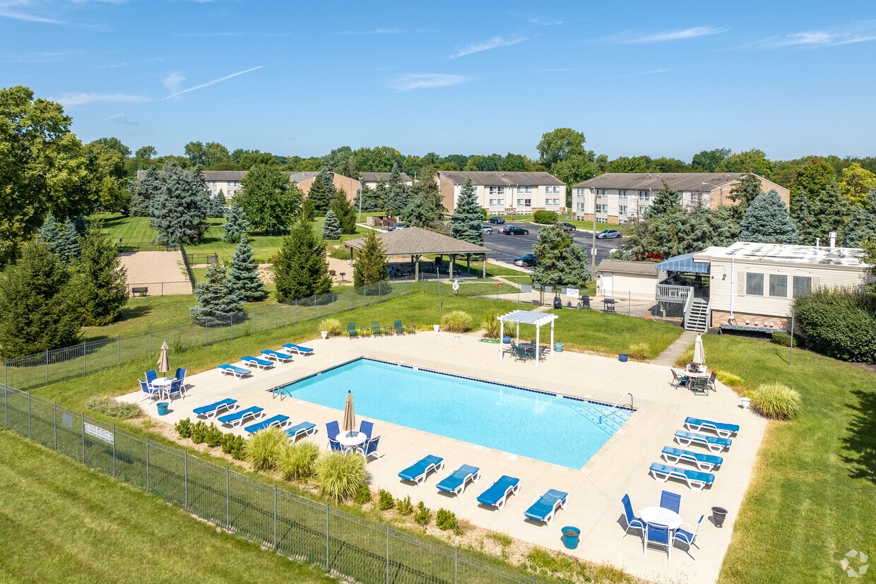 Primary Photo - Pine Crossing Apartments