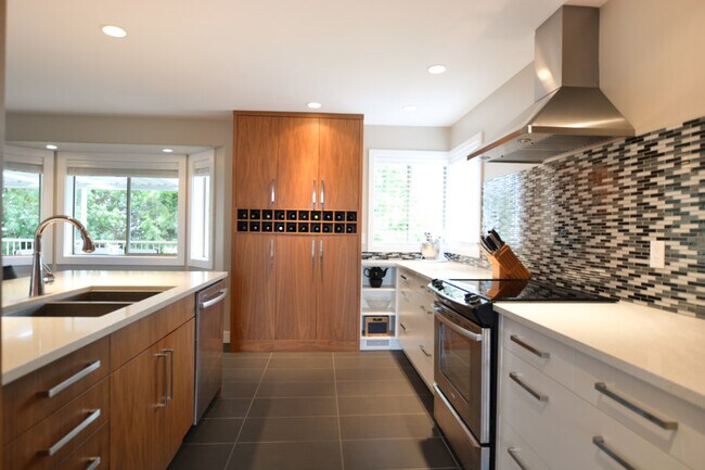 Building Photo - 6337 Lasalle Rd