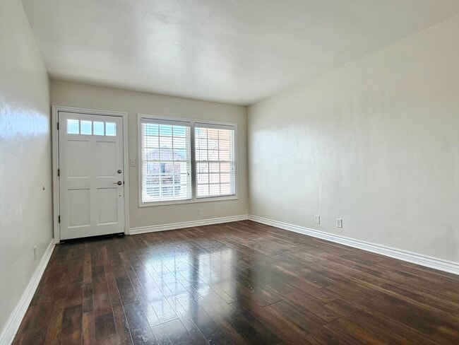 Building Photo - 982 W Hamilton Ave