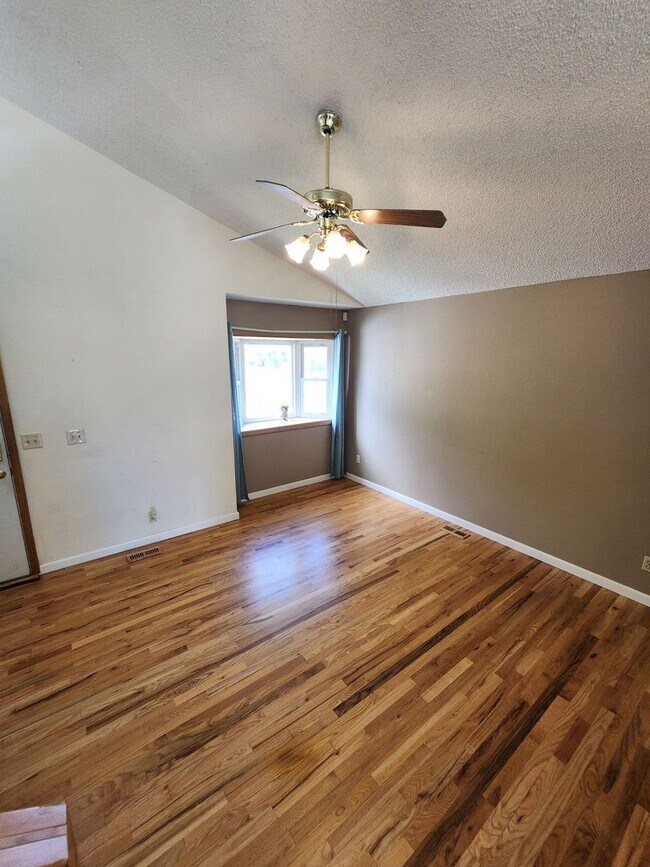 Foto del edificio - Spacious 4-Bedroom Home with RV Parking in...