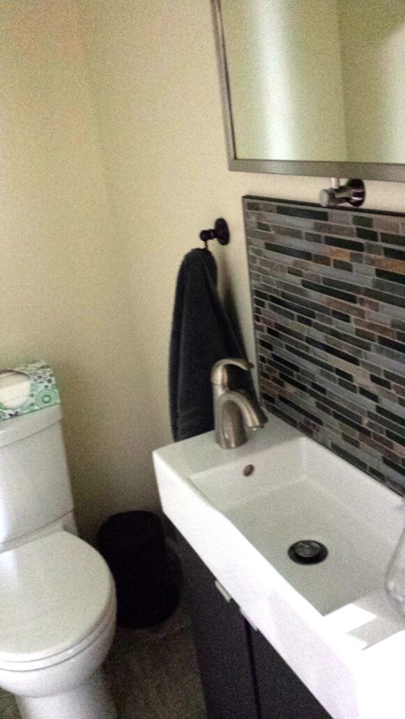 1/2 baño en el primer piso - 4020 Murray Ave