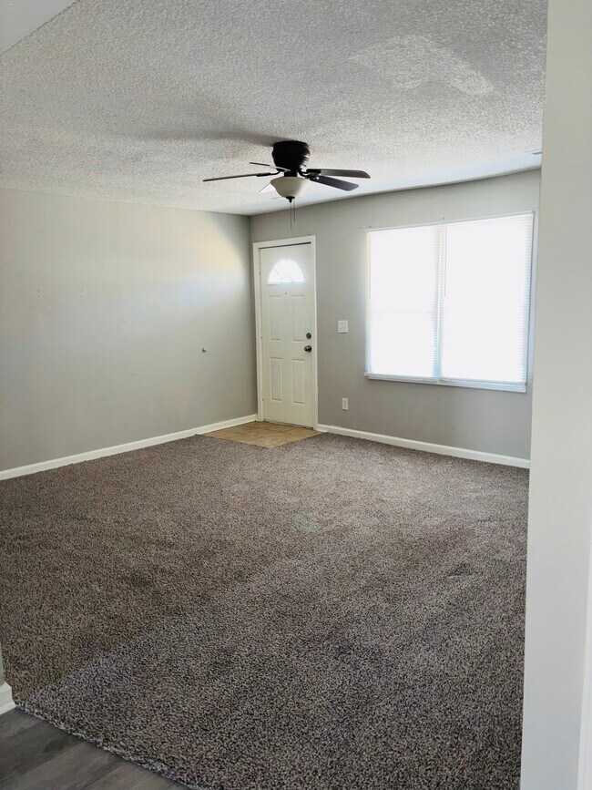 sala de estar - 709 SW Ward Rd