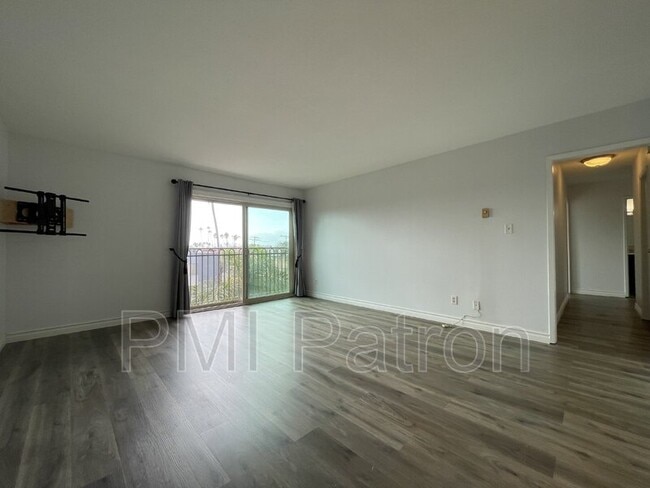 Building Photo - 5959 E Naples Plaza