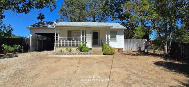 Foto del edificio - Large 1 bed 1 bath home on its own lot