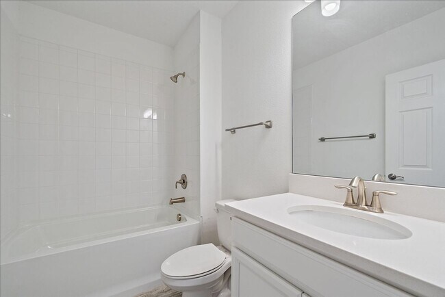 Foto del edificio - Beautiful Annual 4 Bedroom 2 Bath Single F...