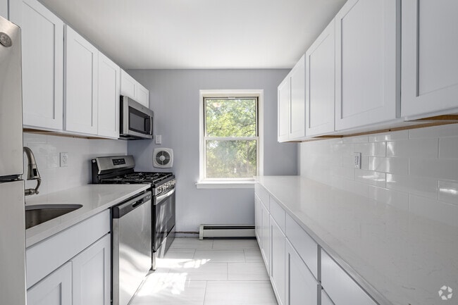 1BR, 1BA - 677SF - Kitchen - Meadowbrook Garden Apartments