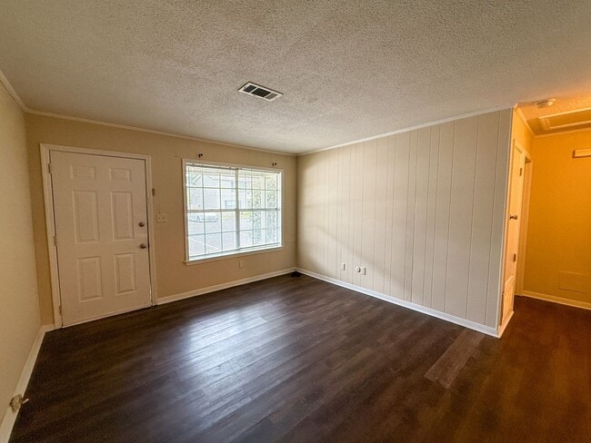 Building Photo - 2 Bedroom 1 Bath Duplex off Creighton Rd!