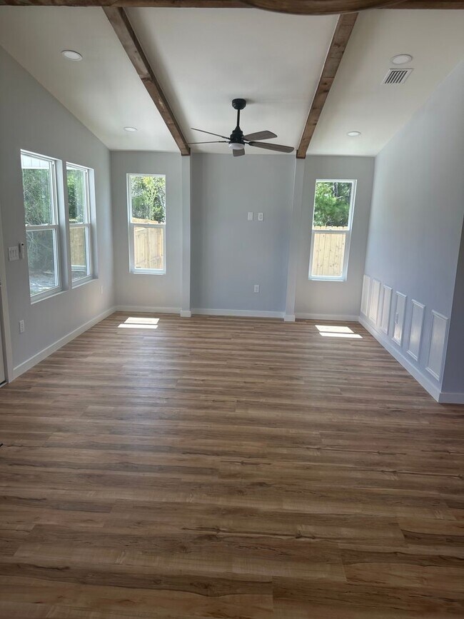 Foto del edificio - 7209 Lake Suzzanne Ln