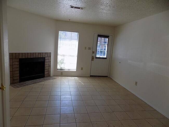 Foto del edificio - 617 Carriagehouse Ln