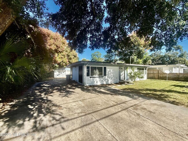 Building Photo - 7841 Eaton Ave