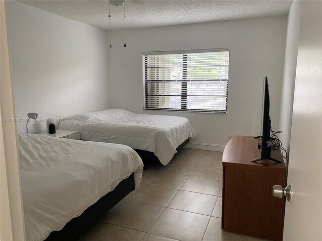 Foto del edificio - 1301 NE 7th St