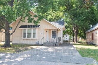Building Photo - 305 E 8th St