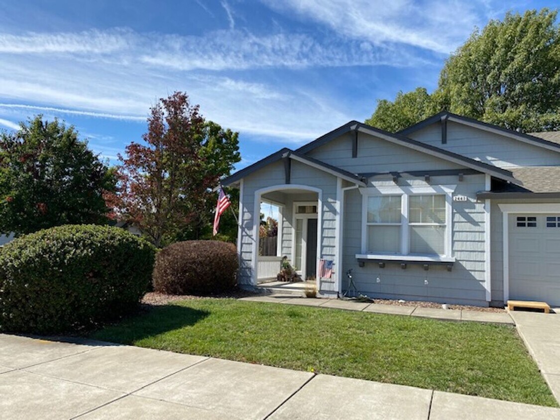 Primary Photo - ~Beautiful 3 Bed 2 Bath House in Santa Rosa~