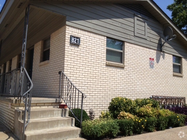 Building Photo - 821 S Troost Ave