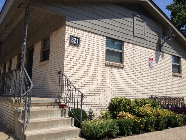 Foto principal - 821 S Troost Ave