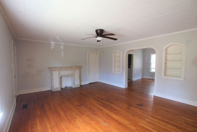 Building Photo - Downstairs 2 Bedroom 1 Bath Unit in Centra...