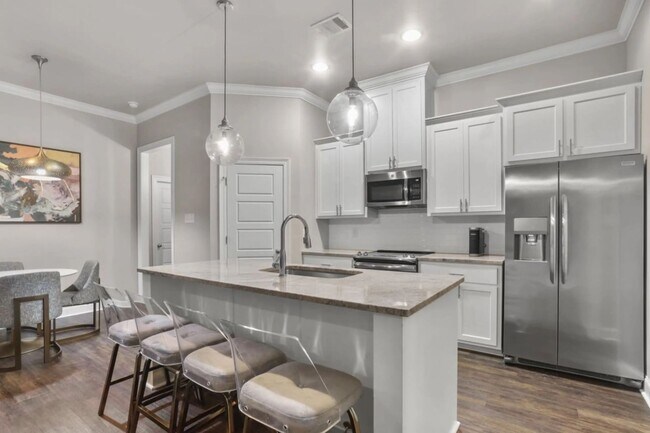 Building Photo - 3 Bedroom Furnished rental Near LSU|All utilities included |Short Term & Long Term Options Available