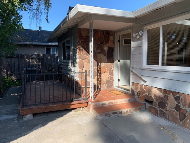 Building Photo - Beautiful 2 Bed/1bath Duplex W/ Garage & L...