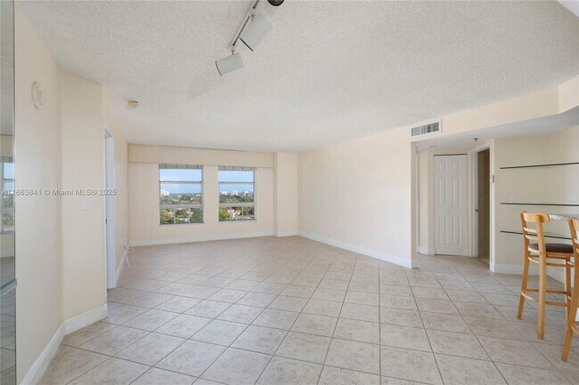 Foto del edificio - 2351 Douglas Rd