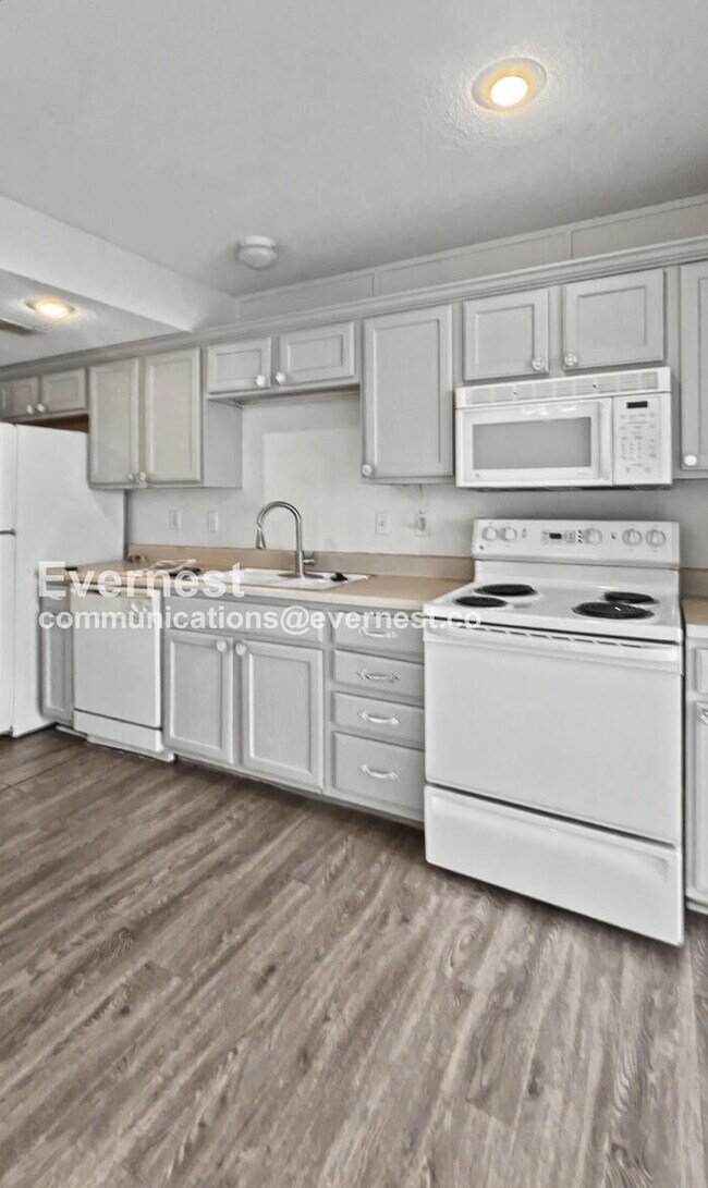 Building Photo - 2 Bed/2.5 Bath Townhome with Garage / Pet-Friendly / Skylights / Available Now!