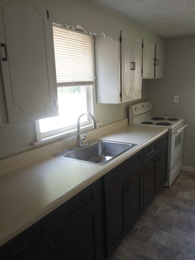 Building Photo - "Charming 2-Bedroom Home with Hardwood Elegance in Spartanburg!"