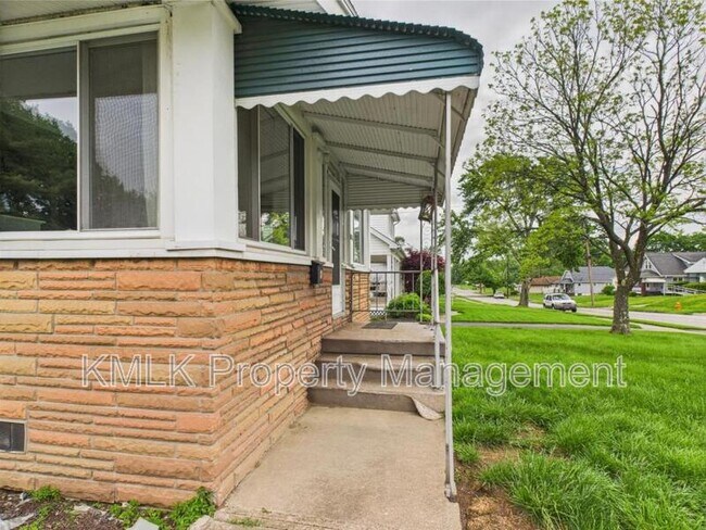 Foto del edificio - 1654 Wakefield Ave