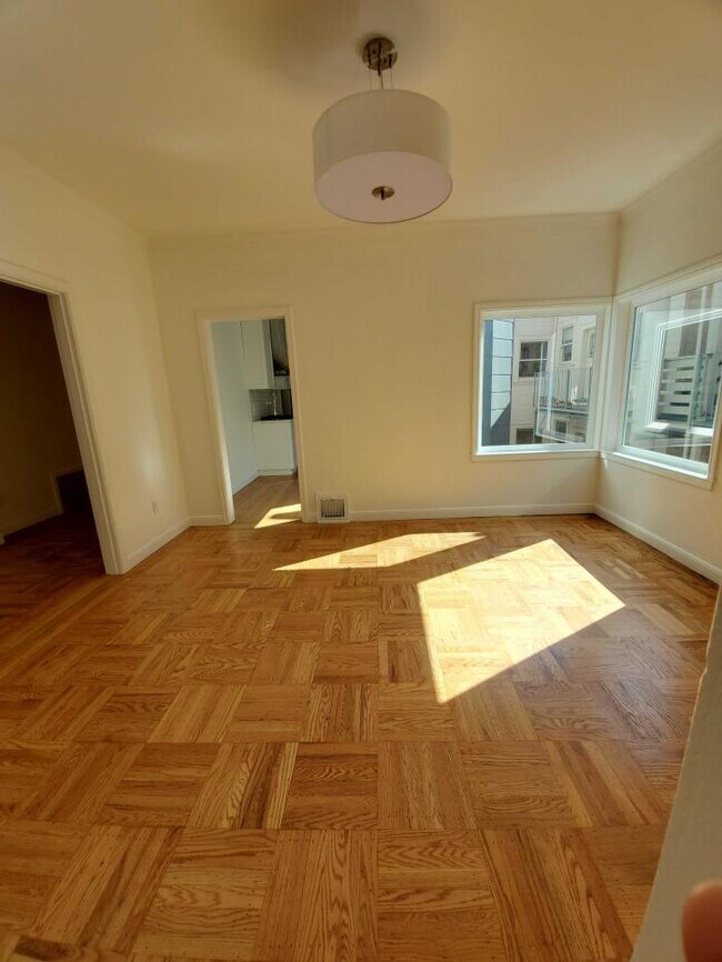 Building Photo - 2 bedroom in San Francisco CA 94121