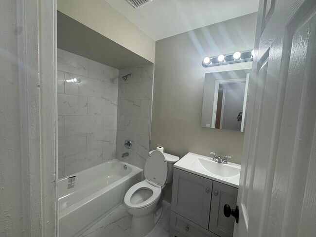 Building Photo - 4917 Serafica Dr