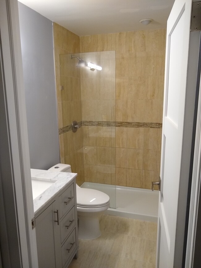 Bathroom - 30-4 Prospect St