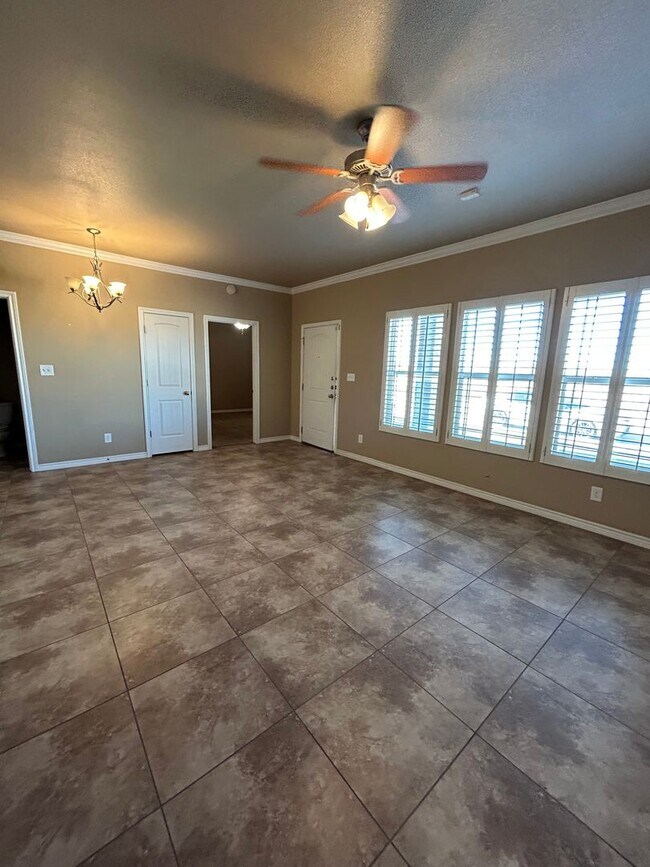 Foto del edificio - LEASED!!!!!!!  Beautiful Townhome located ...